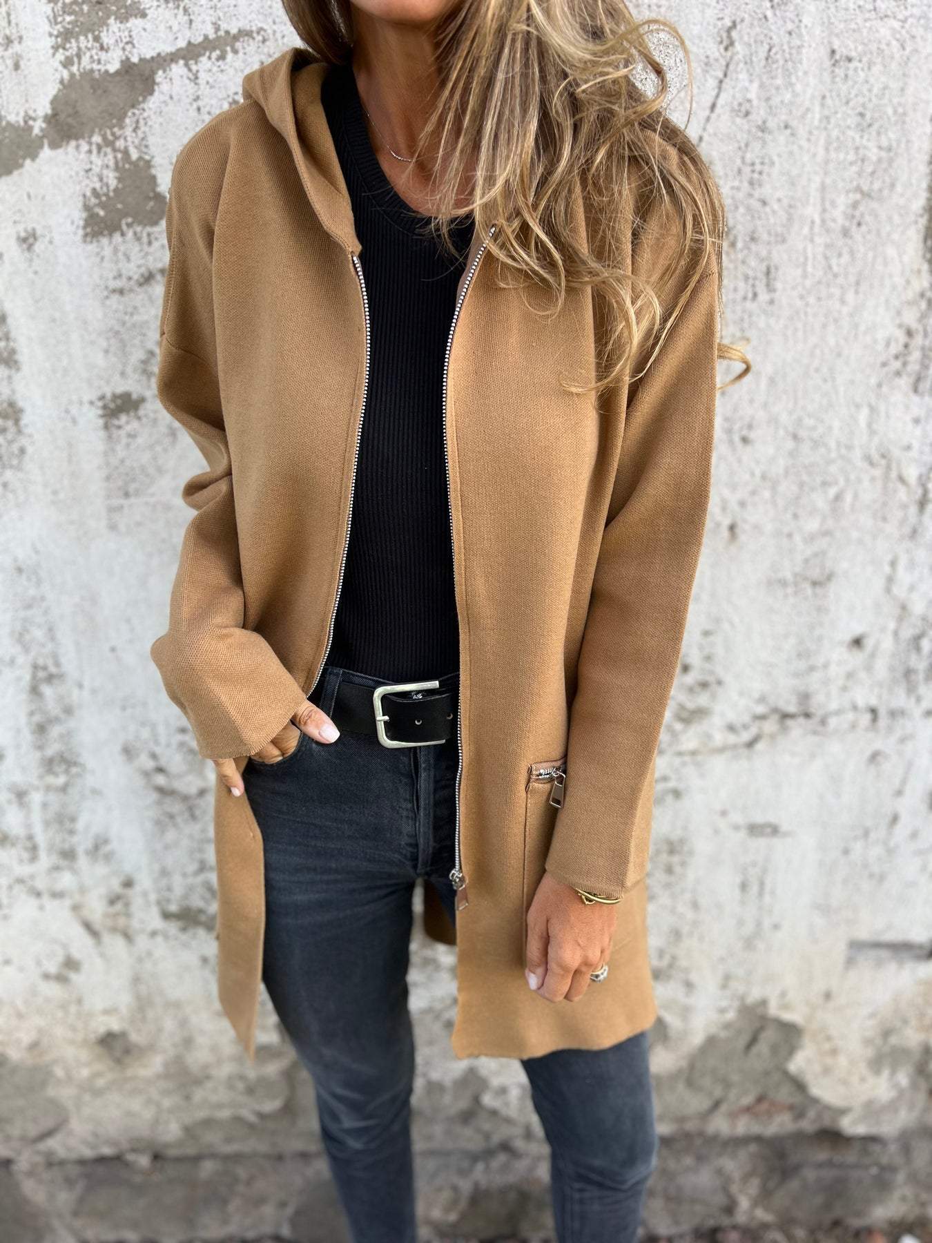 Alaina Côté™ Kabát kapucnival és középhosszú cipzárral