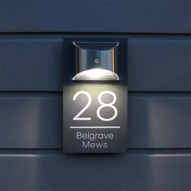 HomeDelux™ Személyre szabott Solar Modern házszámtábla