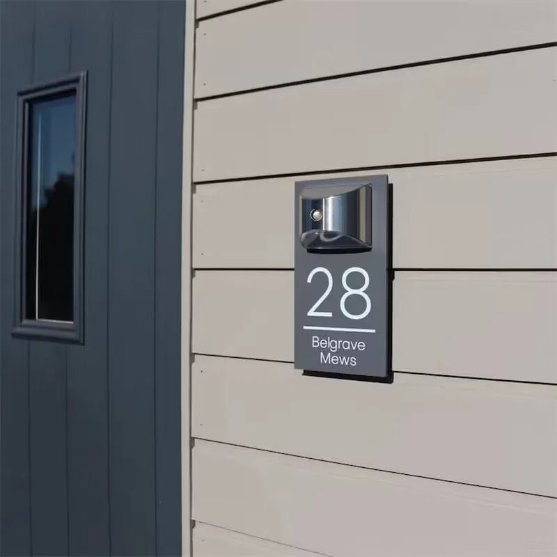 HomeDelux™ Személyre szabott Solar Modern házszámtábla