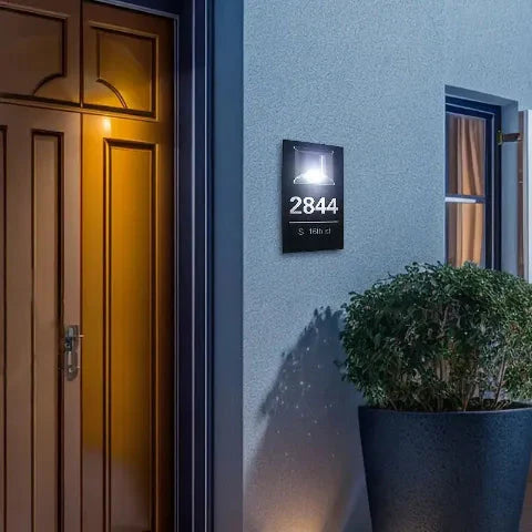 HomeDelux™ Személyre szabott Solar Modern házszámtábla